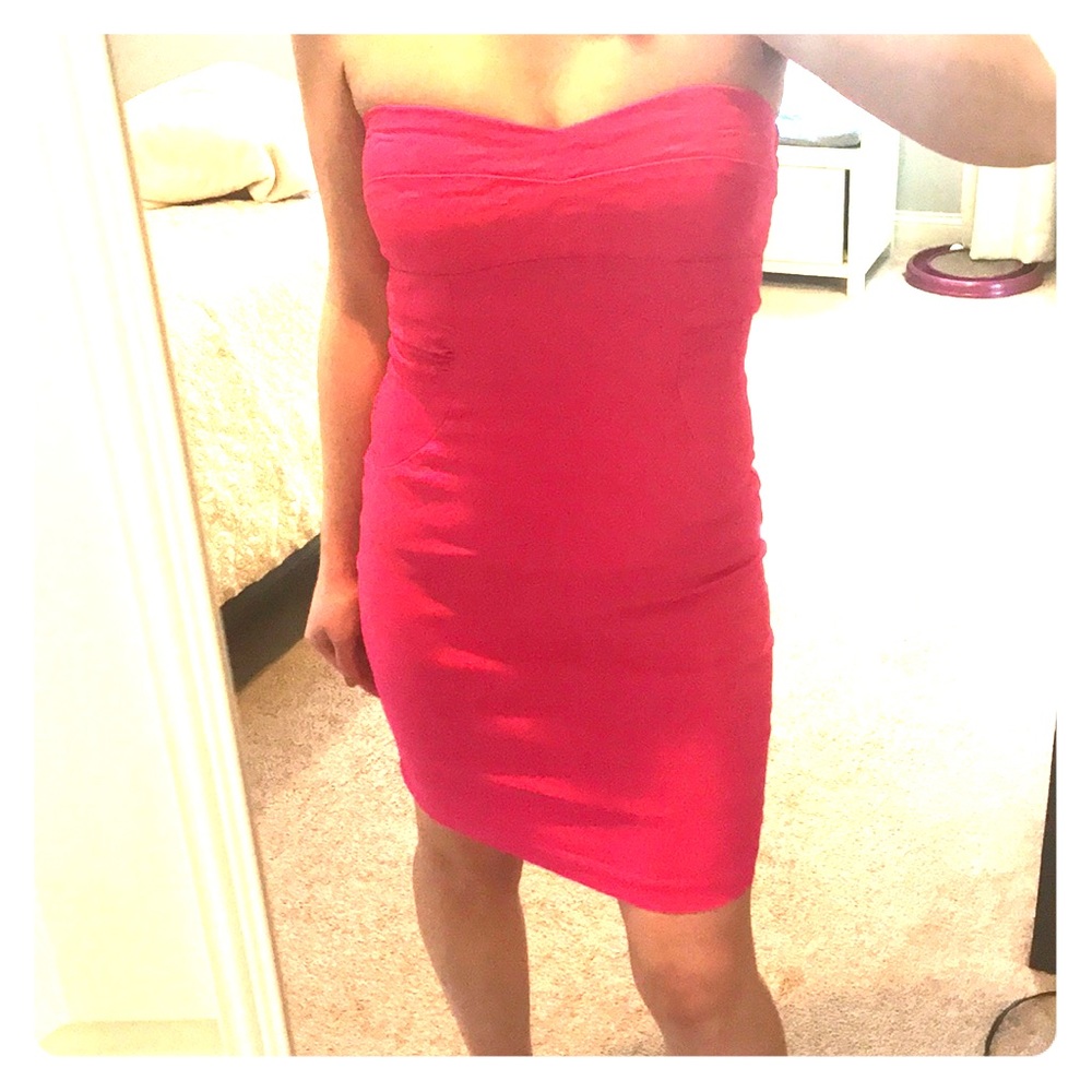 Like new. Strapless pink dress with padding.